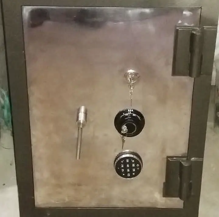 Detalle de puerta de caja fuerte en acero con bisagras exteriores y doble cerradura