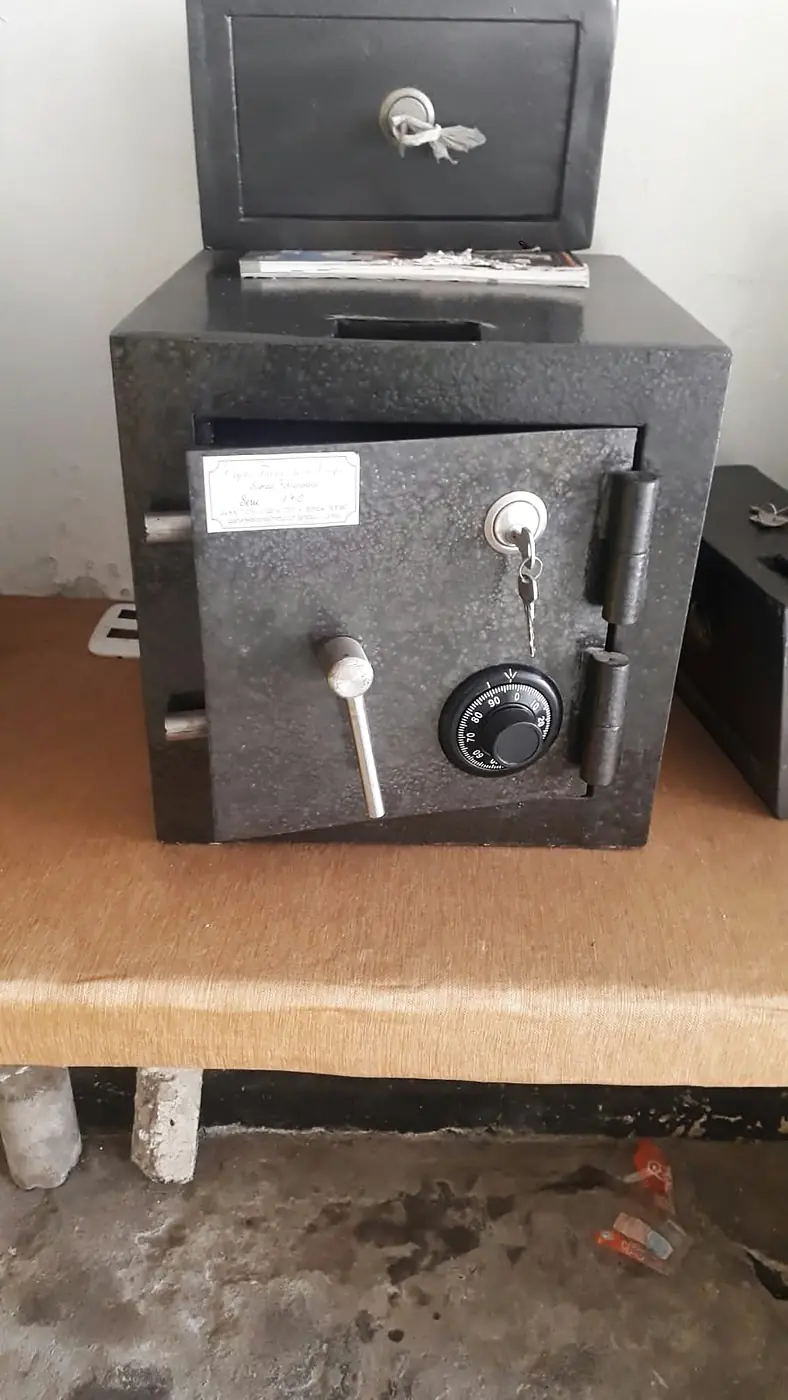 Caja de depósito con cajón superior